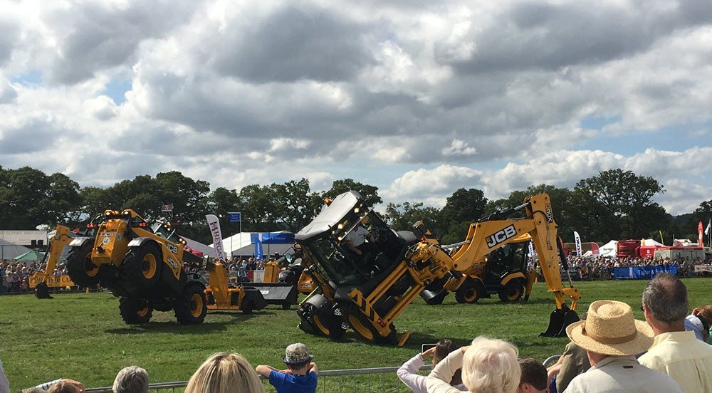 Moreton Show 2017 - dancing diggers